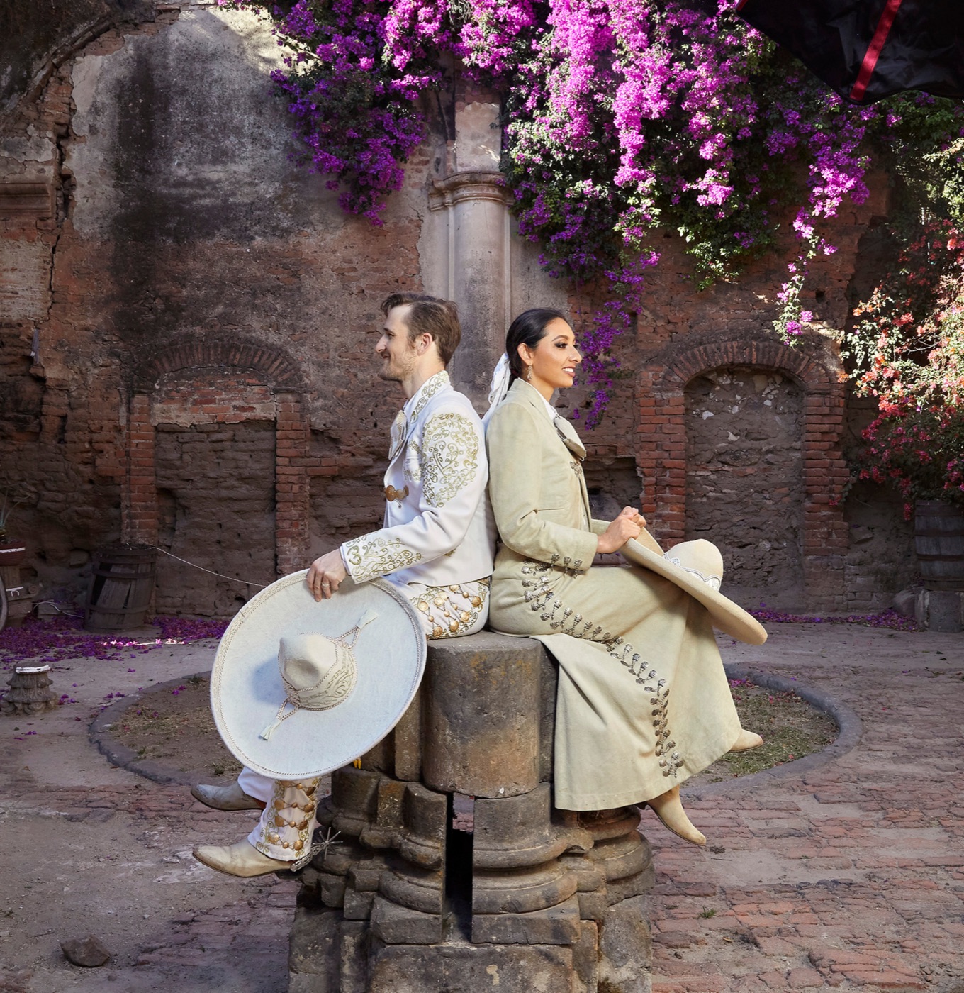 María y Charles, espalda con espalda